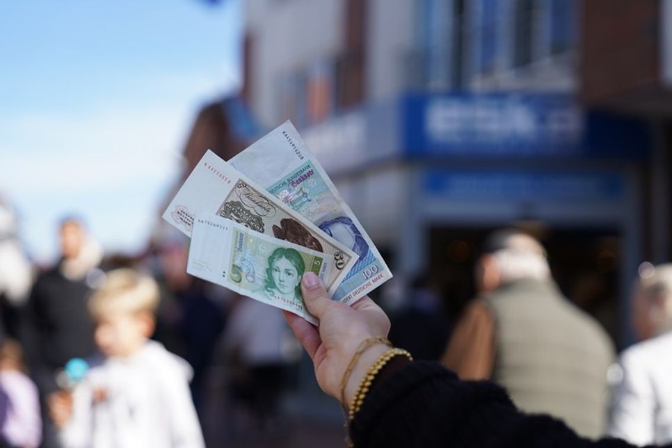 Mit 155 D-Mark konnte man am Tag der Deutschen Einheit in Neustadt einiges Anfangen.