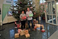 Residenzleiter Michael Schrader (re.) dankt den Spendern auch im Namen der Bewohner für die vielen, liebevoll verpackten Geschenke. (red)