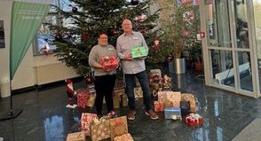 Residenzleiter Michael Schrader (re.) dankt den Spendern auch im Namen der Bewohner für die vielen, liebevoll verpackten Geschenke. (red)