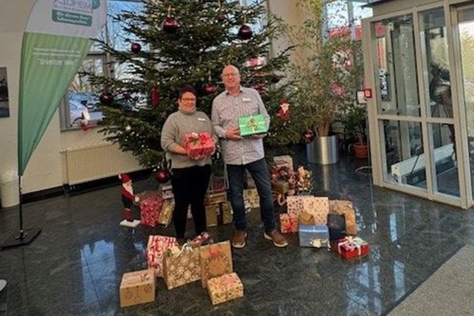 Residenzleiter Michael Schrader (re.) dankt den Spendern auch im Namen der Bewohner für die vielen, liebevoll verpackten Geschenke. (red)