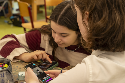 Ani Günsoy und Thalia Schade (v. lks.).