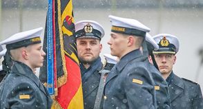 Am Donnerstag wurden bei winterlicher Witterung 96 Rekrutinnen und Rekruten auf dem Gelände der MUS feierlich vereidigt.