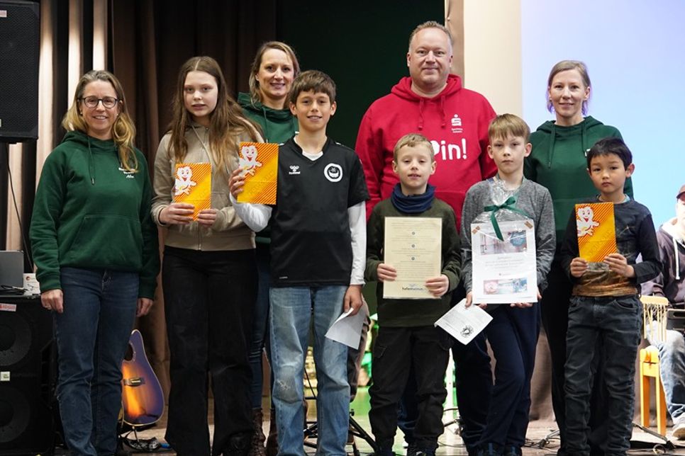 Ausgelost: Vier glückliche Gewinner und eine glückliche Gewinnerin wurden aus über 50 teilnehmenden Kindern aus dem Lostopf gezogen und konnten sich über tolle Preise freuen.