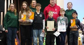 Ausgelost: Vier glückliche Gewinner und eine glückliche Gewinnerin wurden aus über 50 teilnehmenden Kindern aus dem Lostopf gezogen und konnten sich über tolle Preise freuen.