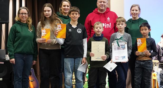 Ausgelost: Vier glückliche Gewinner und eine glückliche Gewinnerin wurden aus über 50 teilnehmenden Kindern aus dem Lostopf gezogen und konnten sich über tolle Preise freuen.