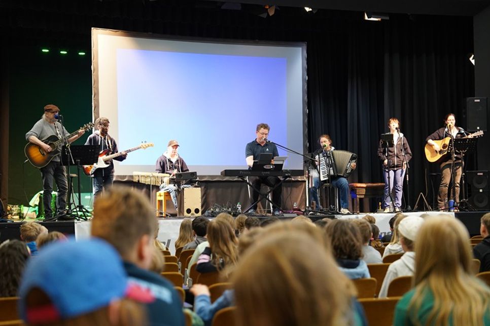 „So wie wir hier stehen, stehen wir für das Miteinander“, sagte Torsten Lengsfeld (am Keyboard) über seine Band „unMöglich 2.0“.