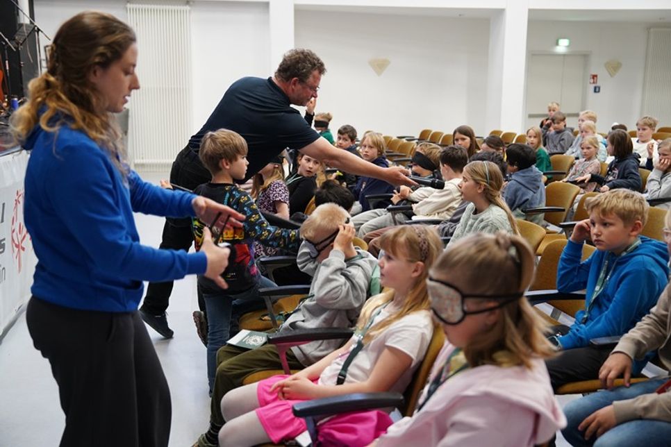 Die Kinder erlebten, wie es sich anfühlt nichts sehen, oder nur schwer hören zu können.