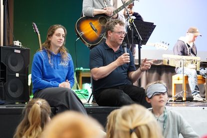 Sharon Bäcker und Torsten Lengsfeld brachten den Kindern das Thema Inklusion näher und lieferten die Erkenntnis, dass Behinderungen sehr individuell sind.