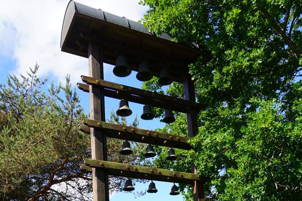 Ein Wahrzeichen der Gemeinde Kasseedorf ist das Glockenspiel, das unter dem Namen „Frieden 2000“ von Baumeister Karl-Heinz Stamer gestiftet wurde. In den letzten sechs Jahren standen die 12 Glocken still. Ein Kasseedorfer Bürger, der gerne anonym bleiben möchte, hat sich nun eigenständig um die Reparatur gekümmert und die anfallenden Kosten übernommen. Pünktlich zum Jubiläum wird das Glockenspiel am Samstag, dem 20. Juni um 12 Uhr wieder in Betrieb gehen und dann wieder täglich schlagen.