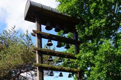 Ein Wahrzeichen der Gemeinde Kasseedorf ist das Glockenspiel, das unter dem Namen „Frieden 2000“ von Baumeister Karl-Heinz Stamer gestiftet wurde. In den letzten sechs Jahren standen die 12 Glocken still. Ein Kasseedorfer Bürger, der gerne anonym bleiben möchte, hat sich nun eigenständig um die Reparatur gekümmert und die anfallenden Kosten übernommen. Pünktlich zum Jubiläum wird das Glockenspiel am Samstag, dem 20. Juni um 12 Uhr wieder in Betrieb gehen und dann wieder täglich schlagen.