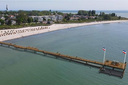 So soll die neue Seebrücke in Pelzerhaken aussehen mit barrierefrei zugänglichem Bootsanleger, vielen kleinen Ausbuchtungen zum Verweilen und einem Brückenkopf mit windgeschützten Sitzmöglichkeiten. (Foto: Stadt Neustadt/KSK Ingenieure/Ingenieurbüro Mohn)