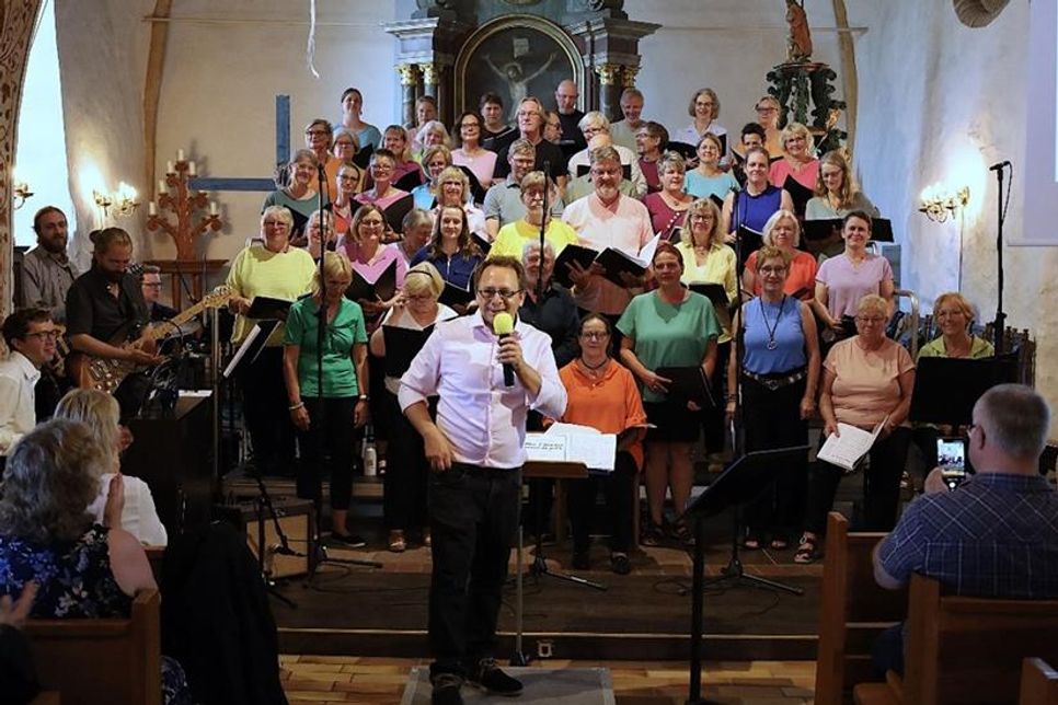 Der Projektchor unter Leitung von Kirchenmusiker Benjamin Gruchow rockte die Kirche.