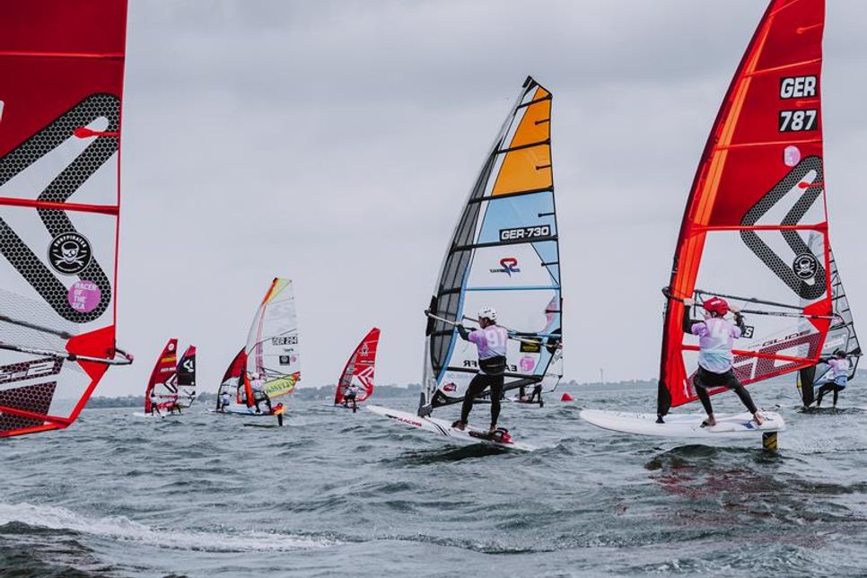 Ein beeindruckender Anblick: Zahlreiche Windsurfer in Aktion bei der Racer of the Sea in Kellenhusen.