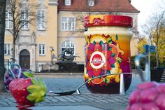 Das Kunstwerk „Marmeladenstadt“ auf dem Marktplatz in Bad Schwartau ist aus einem robusten und für den Außeneinsatz wetterfest versiegelten Styropor hergestellt. Es ist 180 Zentimeter hoch und besitzt einen Durchmesser von 120 Zentimetern. Der Löffel besteht aus Metall (Maße: 150 x 500 x 400 Zentimeter).