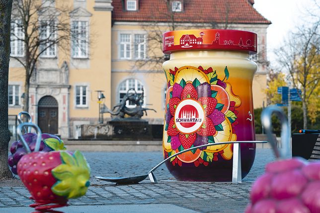 Das Kunstwerk „Marmeladenstadt“ auf dem Marktplatz in Bad Schwartau ist aus einem robusten und für den Außeneinsatz wetterfest versiegelten Styropor hergestellt. Es ist 180 Zentimeter hoch und besitzt einen Durchmesser von 120 Zentimetern. Der Löffel besteht aus Metall (Maße: 150 x 500 x 400 Zentimeter).