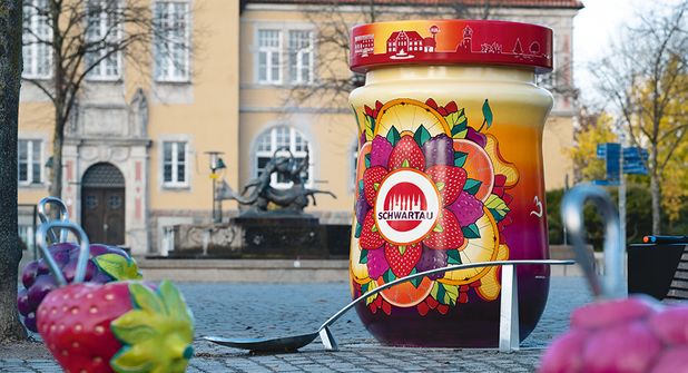 Das Kunstwerk „Marmeladenstadt“ auf dem Marktplatz in Bad Schwartau ist aus einem robusten und für den Außeneinsatz wetterfest versiegelten Styropor hergestellt. Es ist 180 Zentimeter hoch und besitzt einen Durchmesser von 120 Zentimetern. Der Löffel besteht aus Metall (Maße: 150 x 500 x 400 Zentimeter).