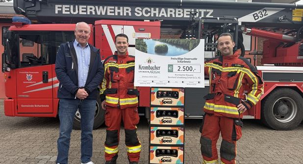 Holger Schattschneider, Gebietsverkaufsleiter Krombacher Brauerei, zusammen mit René Konietzny und Denny Pöhl von der Freiwilligen Feuerwehr Scharbeutz bei der symbolischen Spendenscheckübergabe.