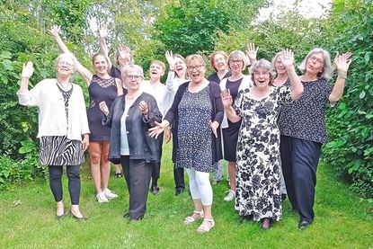 Der Kührener Frauenchor präsentiert Stücke, die hervorragend mit der besonderen Atmosphäre der katholischen Kirche harmonieren