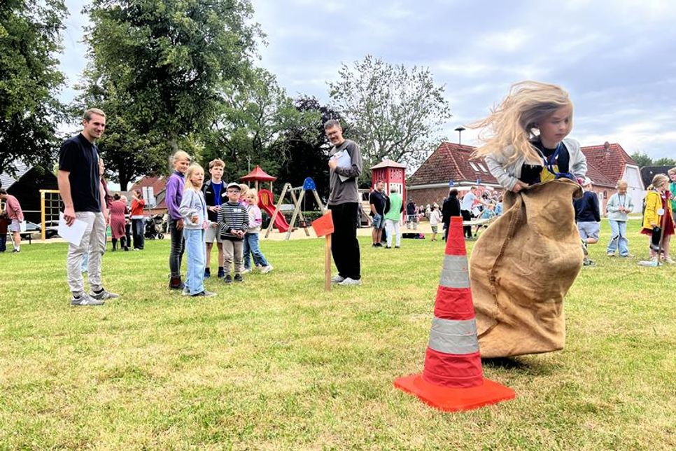 Beim Sackhüpfen ging es um Schnelligkeit, aber auch der Spaß kam nicht zu kurz.