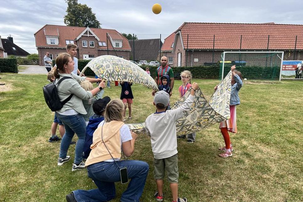 Der Ball musste geschickt mit dem „Rettungstuch“ aufgefangen und wieder zurückgeworfen werden.
