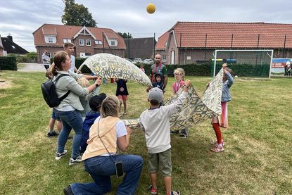 Der Ball musste geschickt mit dem „Rettungstuch“ aufgefangen und wieder zurückgeworfen werden.