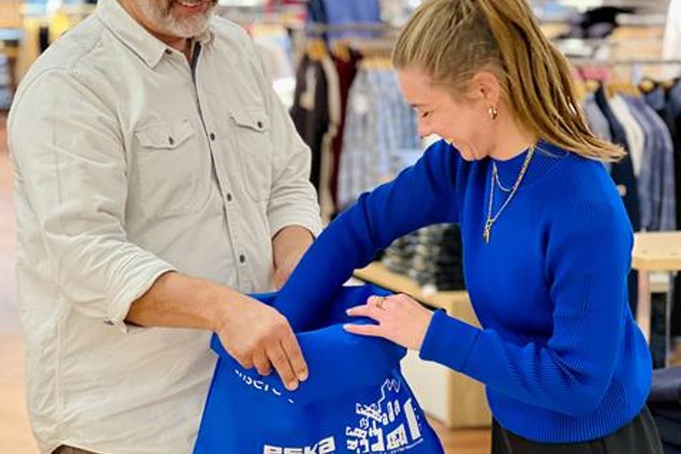 Glücksfee Mona zusammen mit Jürgen Mohr bei der Ziehung der Gewinnerinnen.
