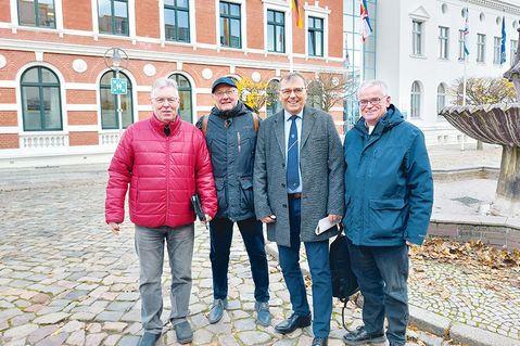 Die Stockelsdorfer Delegation beim Fair-Trade-Town Vernetzungstreffens  in Bad Oldesloe (v.li.): Karl-Ludwig Tretau (Leiter Arbeitskreis Kultur), Wilhelm Fritzen (FairTrade-Steuerungsgruppe), Manfred Beckmann (Bürgervorsteher) und Martin Haasler (Pastor und Vertreter von „ökofair“).