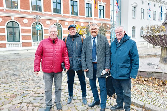 Die Stockelsdorfer Delegation beim Fair-Trade-Town Vernetzungstreffens  in Bad Oldesloe (v.li.): Karl-Ludwig Tretau (Leiter Arbeitskreis Kultur), Wilhelm Fritzen (FairTrade-Steuerungsgruppe), Manfred Beckmann (Bürgervorsteher) und Martin Haasler (Pastor und Vertreter von „ökofair“).