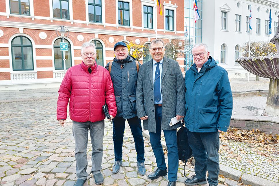Die Stockelsdorfer Delegation beim Fair-Trade-Town Vernetzungstreffens  in Bad Oldesloe (v.li.): Karl-Ludwig Tretau (Leiter Arbeitskreis Kultur), Wilhelm Fritzen (FairTrade-Steuerungsgruppe), Manfred Beckmann (Bürgervorsteher) und Martin Haasler (Pastor und Vertreter von „ökofair“).