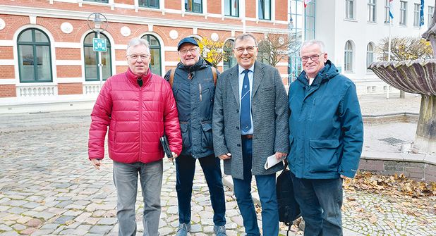 Die Stockelsdorfer Delegation beim Fair-Trade-Town Vernetzungstreffens  in Bad Oldesloe (v.li.): Karl-Ludwig Tretau (Leiter Arbeitskreis Kultur), Wilhelm Fritzen (FairTrade-Steuerungsgruppe), Manfred Beckmann (Bürgervorsteher) und Martin Haasler (Pastor und Vertreter von „ökofair“).