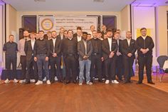 Ein Gruppenfoto von allen Prüflingen, die ihren Gesellenbrief nun in der Tasche haben.