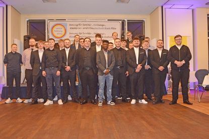 Ein Gruppenfoto von allen Prüflingen, die ihren Gesellenbrief nun in der Tasche haben.