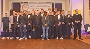 Ein Gruppenfoto von allen Prüflingen, die ihren Gesellenbrief nun in der Tasche haben.