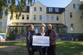 Spendenübergabe mit 2. Vorsitzende AWO Renate Kühlborn, Leitung Kinderbetreuung vom Gertrud-Völcker-Haus Susan Reder und 1. Vorsitzende AWO Margitta Bruhn (v. lks.).