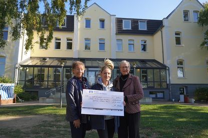 Spendenübergabe mit 2. Vorsitzende AWO Renate Kühlborn, Leitung Kinderbetreuung vom Gertrud-Völcker-Haus Susan Reder und 1. Vorsitzende AWO Margitta Bruhn (v. lks.).