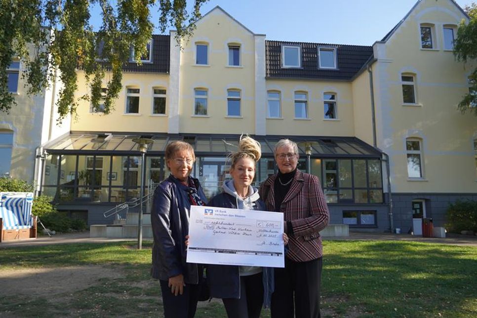 Spendenübergabe mit 2. Vorsitzende AWO Renate Kühlborn, Leitung Kinderbetreuung vom Gertrud-Völcker-Haus Susan Reder und 1. Vorsitzende AWO Margitta Bruhn (v. lks.).
