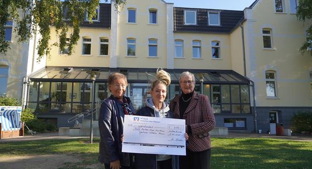 Spendenübergabe mit 2. Vorsitzende AWO Renate Kühlborn, Leitung Kinderbetreuung vom Gertrud-Völcker-Haus Susan Reder und 1. Vorsitzende AWO Margitta Bruhn (v. lks.).