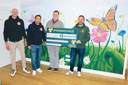 Jan Spiekermann (links) und Hans Liebsthöft vom Round Table 29 Lübeck und Niko Raap (re., Charity Cheese e.V) bei der Übergabe des Spendenschecks an Stephan Perner (2.v.re.) Vorsitzender des Kinder auf Schmetteringsflügel e.V..