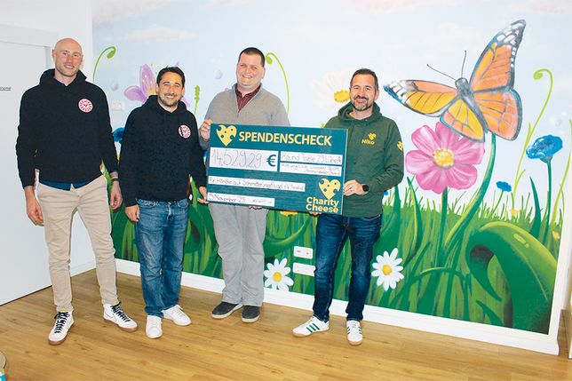 Jan Spiekermann (links) und Hans Liebsthöft vom Round Table 29 Lübeck und Niko Raap (re., Charity Cheese e.V) bei der Übergabe des Spendenschecks an Stephan Perner (2.v.re.) Vorsitzender des Kinder auf Schmetteringsflügel e.V..