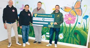 Jan Spiekermann (links) und Hans Liebsthöft vom Round Table 29 Lübeck und Niko Raap (re., Charity Cheese e.V) bei der Übergabe des Spendenschecks an Stephan Perner (2.v.re.) Vorsitzender des Kinder auf Schmetteringsflügel e.V..