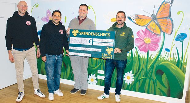 Jan Spiekermann (links) und Hans Liebsthöft vom Round Table 29 Lübeck und Niko Raap (re., Charity Cheese e.V) bei der Übergabe des Spendenschecks an Stephan Perner (2.v.re.) Vorsitzender des Kinder auf Schmetteringsflügel e.V..