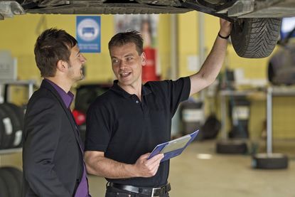 Gerade bei älteren Fahrzeugen ist es ratsam, vor größeren Reisen einen Urlaubscheck in der Werkstatt zu vereinbaren. Die Werkstatt-Profis schauen dann auch unter das Auto und prüfen, ob alle Komponenten von Antrieb, Fahrwerk und Bremsen noch fit genug sind für die lange Fahrt.