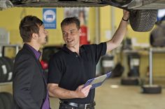 Gerade bei älteren Fahrzeugen ist es ratsam, vor größeren Reisen einen Urlaubscheck in der Werkstatt zu vereinbaren. Die Werkstatt-Profis schauen dann auch unter das Auto und prüfen, ob alle Komponenten von Antrieb, Fahrwerk und Bremsen noch fit genug sind für die lange Fahrt.
