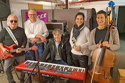 Proben für einen einmaligen Auftritt mit zwei Bands (v.l.): Gitarrist Axel Sindt, Ralf Reikat (Bass und Gesang), Keyboarder und Gänger Bodo Kurz, Sängerin Wiebke Zimmermann und Ritje Münert (Cello und Gesang).