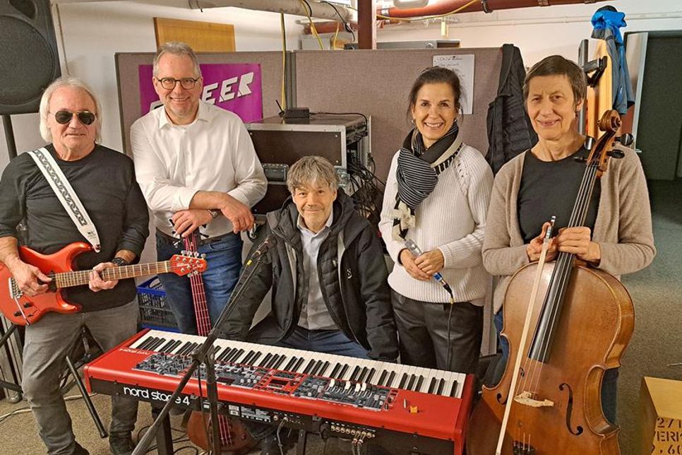 Proben für einen einmaligen Auftritt mit zwei Bands (v.l.): Gitarrist Axel Sindt, Ralf Reikat (Bass und Gesang), Keyboarder und Gänger Bodo Kurz, Sängerin Wiebke Zimmermann und Ritje Münert (Cello und Gesang).