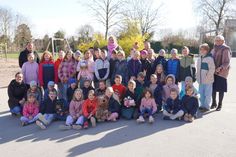 Die Klassen 4c und 1f durften den Anfang beim Oster-Bingo machen und suchten die im Schulwald versteckten Kleinigkeiten, die sie schließlich dem Bingokärtchen zuordneten.