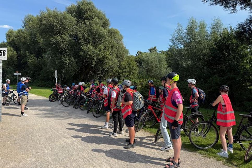 Kurze Pause, bevor es weitergeht: Mit roten Westen und Fahrradhelmen sammelten sich die Jugendlichen zur Lagebesprechung.