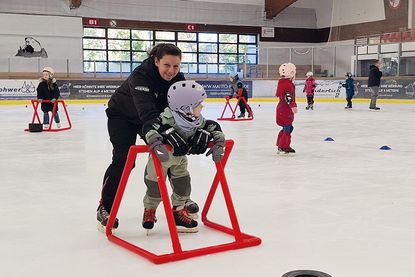 Die Young Devils des CET laden alle Kinder ab vier Jahren zum Schnuppertag in die Eishalle in Timmendorfer Strand ein.