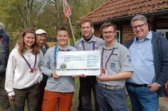 Die Pfadfinder Jalina, Bjarne, Kristaps, Raik mit Lions Club Präsident Dirk Süssenbach (v. lks.).