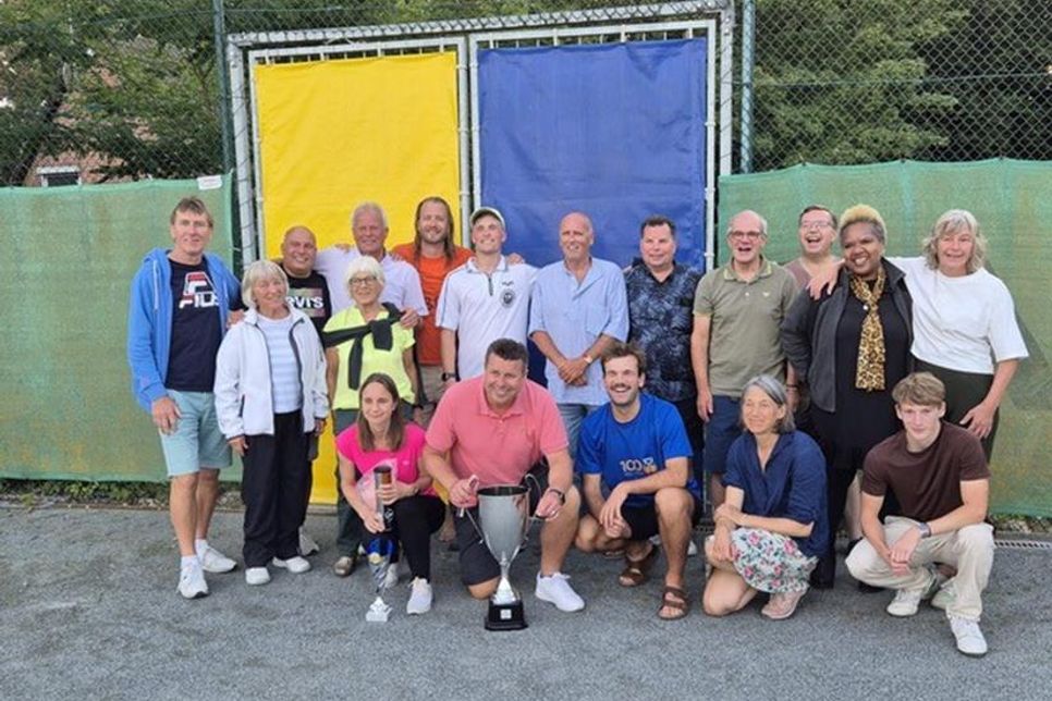 Sieger und Besiegte der Lensahner Clubmeisterschaften 2024 nach der Siegerehrung.